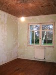 Chambre mit entfernter Deckentapete